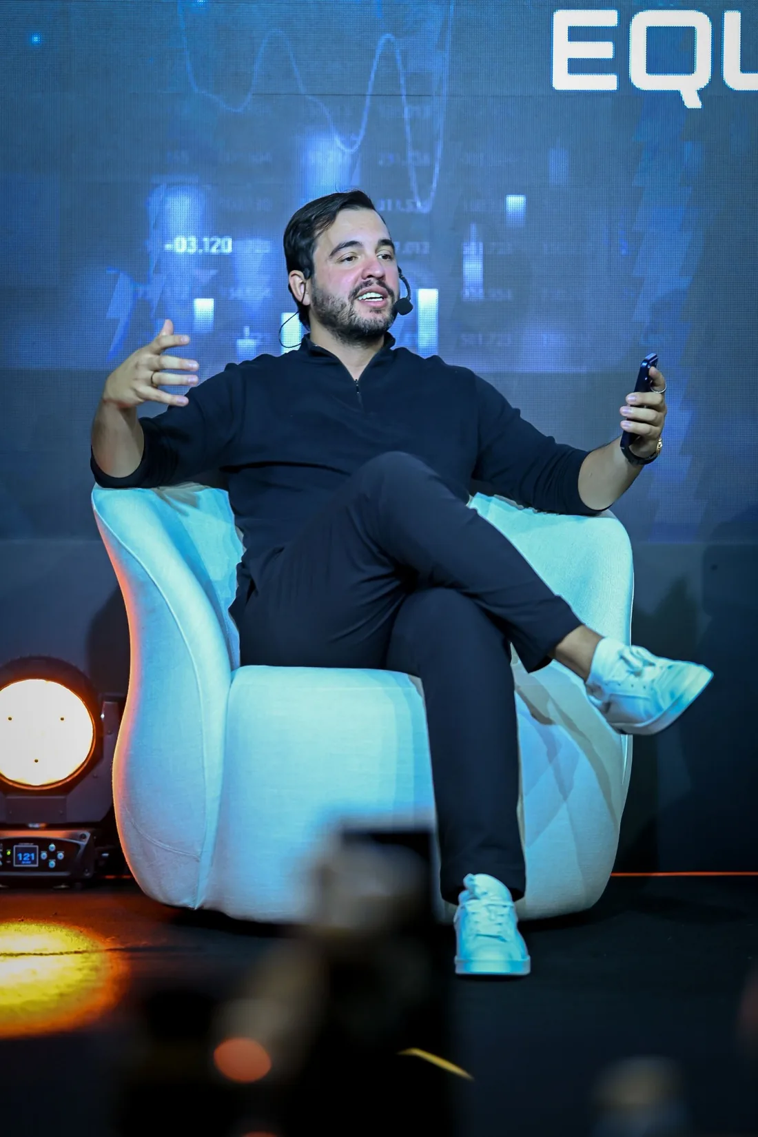 Rodolfo, do Grupo XR, falando no palco de um evento